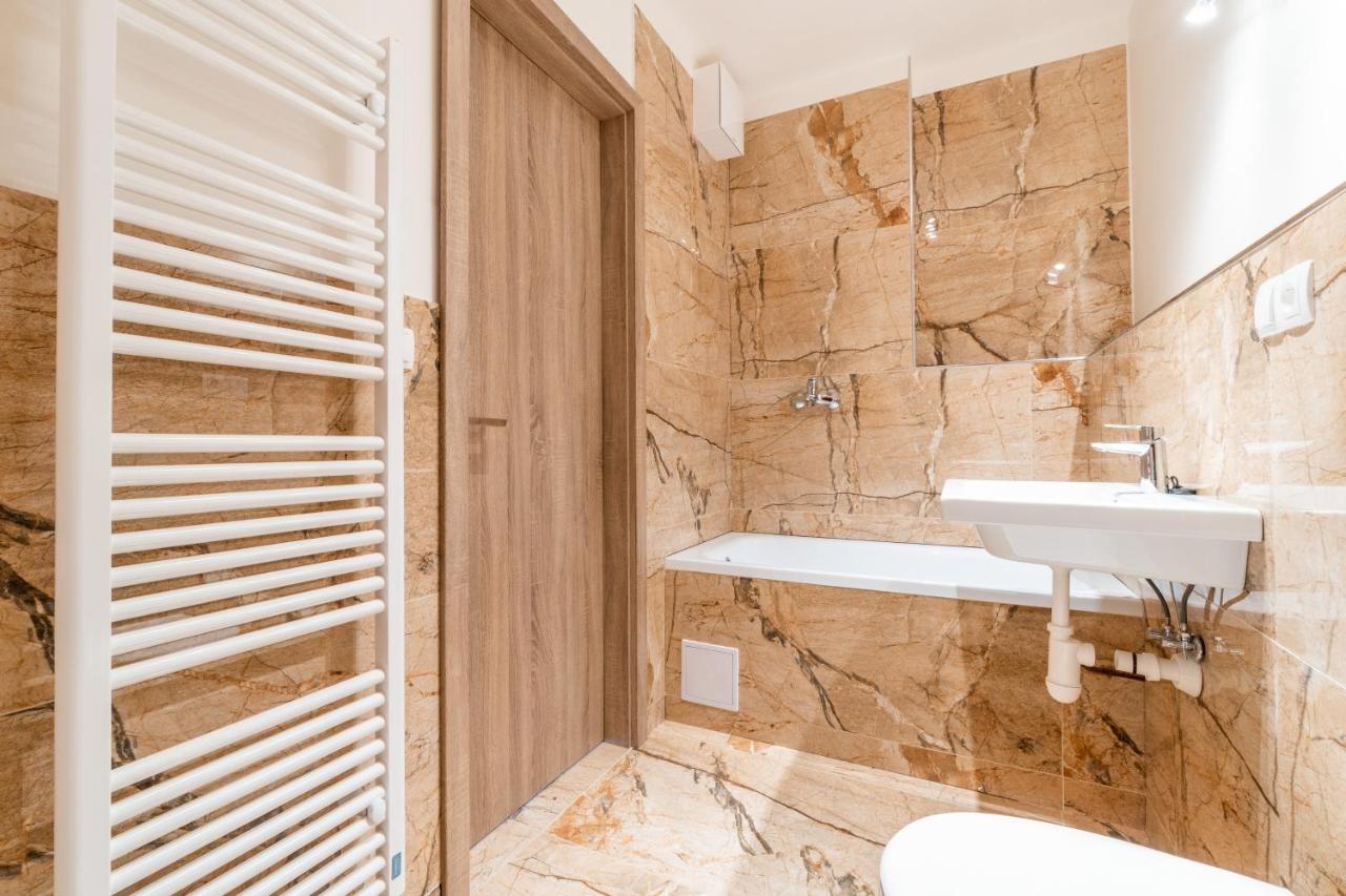 Penthouse # 81 With Panoramic City View In Elite Rezidence With Free Parking Prague Exterior photo